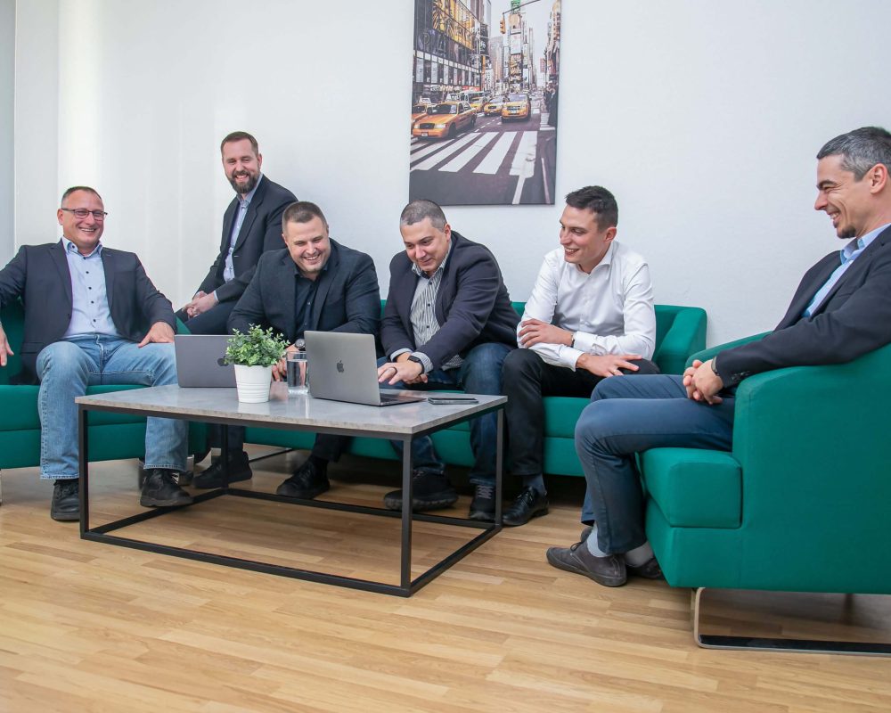 Jó a hangulat a TestIT új, 2025-ös managementjének alakulásakor az irodában.